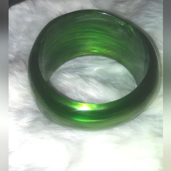 Gorgeous Vintage Kelly Green Swirl Lucite Cuff Bangle Bracelet - Picture 4 of 5